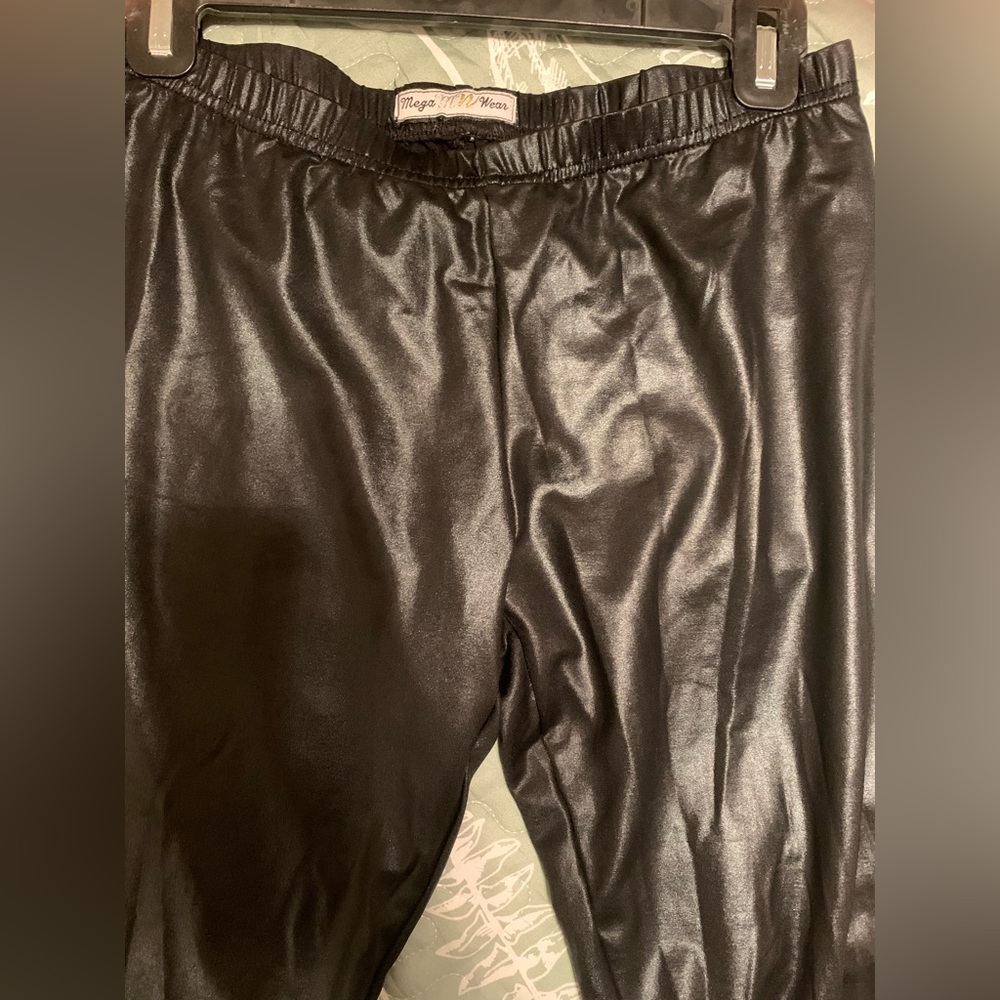 MEGA MW WEAR BLACK WMS SHINNY SMOOTH SILKY FEEL LEGGINGS 😍